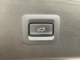 パワーリフトゲートは運転席とリフトゲート側、さらにアドバンストキーでも開閉が可能!開度は無段階にメモリー設定もできます。ゲート内側にタッチセンサーを配置し、手などを挟み込む危険を低減します。