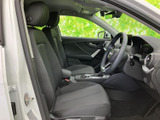 前席は視界が開け、運転席と助手席それぞれにゆったり座れる空間です。落ち着いた色合いのシートとすっきりした足元で、毎日の移動から長めのお出かけまで快適に過ごせます。