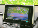 画面には車両後方の映像とガイドラインが表示され、駐車時に後方の様子を確認するのに便利です。周囲を確認しながら、落ち着いて車庫入れを行えます。