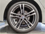 【BMWアロイホイル】軽量かつ強度に拘ったアロイホイル。走行性能ポテンシャルを引き出す設計。車の足元を引き締めてくれる大きなポイントはアロイホイルです。