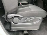 運転席上下アジャスター付き車両です。