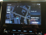 ディスプレイオーディオ(コネクティッドナビ対応)PLUS搭載。T-Connectご契約で2030年2月まで無償で利用できるナビ(期限到来後は有償)と、解約後も利用できる車載ナビが搭載されています。