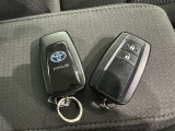 スマートキーをポケットやバッグに携帯していれば、キーを取り出すことなくドアハンドルを握り解錠、ドアハンドルのセンサーに触れるだけで施錠できます。