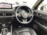 ドライバーが心に余裕をもって運転に集中できること、助手席や後席からもすっきりと前を見通せる空間の起点となり、全員が安心してドライブを楽しめることをモットーにシンプルなレイアウトとなっています。