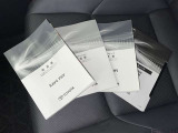 メンテナンスノート、取扱説明書です。 その車の整備記録が事細やかに記録されています。 車が生まれてから今までどのような道を歩んできたのか判るとても重要な物ですよ。