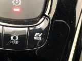 ハイブリッドならではの装備。EVスイッチを押すとモーターのみの走行ができますよ。モーターで駆動するのでガソリンエンジンと比べると静かなので、早朝や深夜など大きな音を出さずに運転できます。