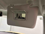 運転席、助手席共にサンバイザー&バニティミラー、運転席側にはチケットフォルダーも付いてます。