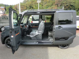 ☆販売スタッフは全員 中古自動車販売士と自動車査定士の資格あります。