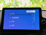 テレビや交通情報、FM・AMなどの選択項目が画面に表示され、音源や情報を確認しやすい構成です。メニューから必要な項目を選べるため、日々の移動に合わせて活用できます。