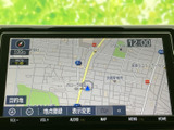 道路や周辺施設が画面上に表示され、現在地と目的地までの位置関係を確認しやすい地図画面です。目的地設定や地点登録にも対応し、慣れない場所へのお出かけをサポートします。