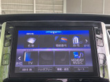 目的地や自宅などを選ぶメニューに加え、テレビや音楽、ハンズフリーの項目も画面上に並びます。表示が整理されていて内容を把握しやすく、移動中の日常的な利用に便利な装備です。