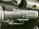 レバーに表示されたマークから機能を把握しやすく、運転中も手元で確認しやすい配置です。方向指示やライトに関わる操作をまとめて扱える、日常で頼れる装備です。