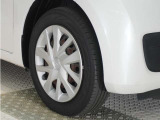 ◆純正ホイール装着車◆シンプルなデザインのホイールキャップ付きです。