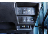 運転席右側に各種スイッチをまとめて配置。装備の操作部も写真で掲載しています。機能や使い方はお気軽にお尋ねください!