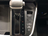 操作しやすいATシフトです。シフトチェンジを気にしなくてよいので運転だけに集中できますね。自然と手に届くところにある、手になじむ形状のシフトノブがいいですね。