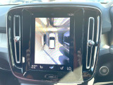 【360&deg;ビューカメラ】4台の高解像度カメラで360度の鳥瞰図を表示。隣の車や壁、死角にある障害物などを画面で確認できるため、狭いスペースでの駐車・出入りも安心です。