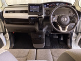 車内は光触媒抗菌消臭施工済です。インパネ周りはスタイリッシュなデザインで機能や装備も充実しています。グローブボックスやカップホルダーのほかにトレーなどたくさんの収納スペースが付いています。