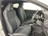 シックな色使いの運転席周りですね。すっきりとしたデザインで上品な色使いです。居心地の良い運転席、長く座ってられるリラックスできるデザインがいいですね。