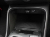 タッチスクリーン式センターディスプレイの下にはスマートフォンなどをすっきりと収納できて、使いたいときにはすぐに手に取ることができます。