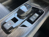 電動ブレーキ&オートホールドでブレーキ力を自動でキープ信号待ちなどの停車時に、ブレーキペダルを踏み続けていなくても自動的にブレーキ力がキープ。ペダルを踏み続けることによる足の疲れを緩和します。