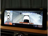 パノラミックビューモニター。車両を上から見たような映像を表示。運転席から目視しにくい車両周囲の状況をリアルタイムで確認できます。