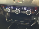 フルオートエアコンディショナーとなっております。運転席と助手席でそれぞれで温度設定ができますので、快適にドライブをすることができます。