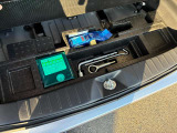 緊急用車載工具とパンク修理キット完備