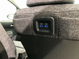 後席用にもスマートフォン等が充電できるUSB端子が付いてます。