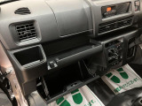 ご納車までに、弊社サービススタッフによる点検整備を行い、バッテリー、エンジンオイル、オイルエレメント、ワイパーゴムを交換し、ブレーキを分解、摩耗等を確認、必要であれば交換、安心してお乗りいただけます!
