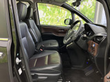 運転席と助手席はゆとりをもって並び、乗り降りの際も室内へ入りやすい開口部です。前方の視界も広く、落ち着いた色合いのシートとすっきりした足元で、日々の移動も快適に過ごせます。