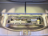 【ラゲッジルーム収納】荷室下に収納スペースを装備。小物をすっきり整理できる便利な装備です。