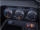【オートエアコン】一度お好みの温度に設定すれば、車内の温度を検知し風量や温度を自動で調整。暑い&hellip;寒い&hellip;と何度もスイッチ操作をする必要はありません。快適な車内空間には必須の機能ですね。