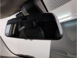 【ルームミラー一体型ETC車載器】ルームミラーの裏側に目立たない様に配置されたETCカード挿入口。スタイリッシュ且つ機能的なものとなっております。