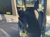 軽とは思えないほどの室内空間。リヤシート空間も足が組めるほど広く、4人乗車でもリラックスしてドライブが楽しめます。