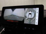 車両を上から見たような映像をナビ画面に表示するパノラミックビューモニター(床下透過表示機能付)搭載。運転席からの目視だけでは見にくい、車両周辺の状況をリアルタイムで確認できます。