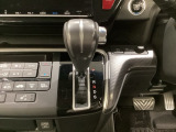CVT車のセレクトレバーです。低速から高速まで、変速ショックのないスムーズな走りを実現するとともに、エンジン効率のよい領域を維持することで燃費にも貢献します。
