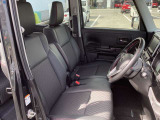 体を支えやすいシート形状とアームレストを備え、運転姿勢を安定させやすい設計です。高めのアイポイントで見通しも確保しやすく、毎日の通勤や買い物から休日の遠出まで疲れを抑えやすい実用的な仕様です。