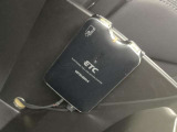 見栄えよくすっきりと収まるETC車載器です。高速道路の料金所をスムーズに通過でき、快適なドライブをサポートします。(※支払総額にセットアップ費用は含まれておりません。)