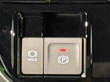 指先だけで簡単に操作が可能な電動パーキングブレーキを採用。「HOLD」スイッチを押すと、渋滞や信号待ちなどでブレーキペダルから足を離しても、ブレーキを保持するので安心です