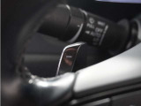 ◆減速セレクター装備◆ステアリングホイールの左右に取り付けられた2つのパドルスイッチで減速の強さを調整。 左側の「-」を操作すると減速を強く、右側の「+」を操作すると減速を弱くすることができます。