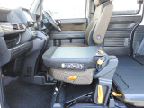 ★助手席シートアレンジ★助手席の背もたれは前に閉じればテーブルに変身。車内での作業や飲食の際に便利です!
