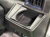 運転席側掘り込み式カップホルダー