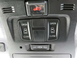 電動スライドドアのスイッチで車内からもスライドドアの開閉ができます。イージークローザー機能で半ドアになることも防止してくれます。