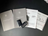 各取り扱い説明書、整備手帳、スマートキー2本つきです。