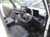 視界がよく、操作性にも優れた運転席まわり。