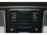 両側電動スライドドアはドアの直接操作以外にも運転席からのスイッチ操作やリモコン操作でも開閉が可能!狭い駐車場などでもドアの開閉が楽々・安心ですね!