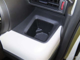 運転席にカップホルダーを装備しております。
