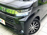 【LEDヘッドライト】悪天候や夜間走行時も良好な視界を確保し安心して運転できる高輝度LEDヘッドライトを装備!点灯速度が早く、消費電力も抑えられています。