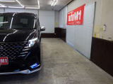 当店では専任のメカニックが大切なお客様のお車を一台一台丁寧に整備いたします。自社認証工場にてリフトアップし下回りまでキッチリ検査いたします。