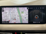 BMWのナビゲーションは操作性も良く、詳細な地図情報と交通状況を見やすく表示し、快適なドライビングをサポートしながら目的地までナビゲートします。